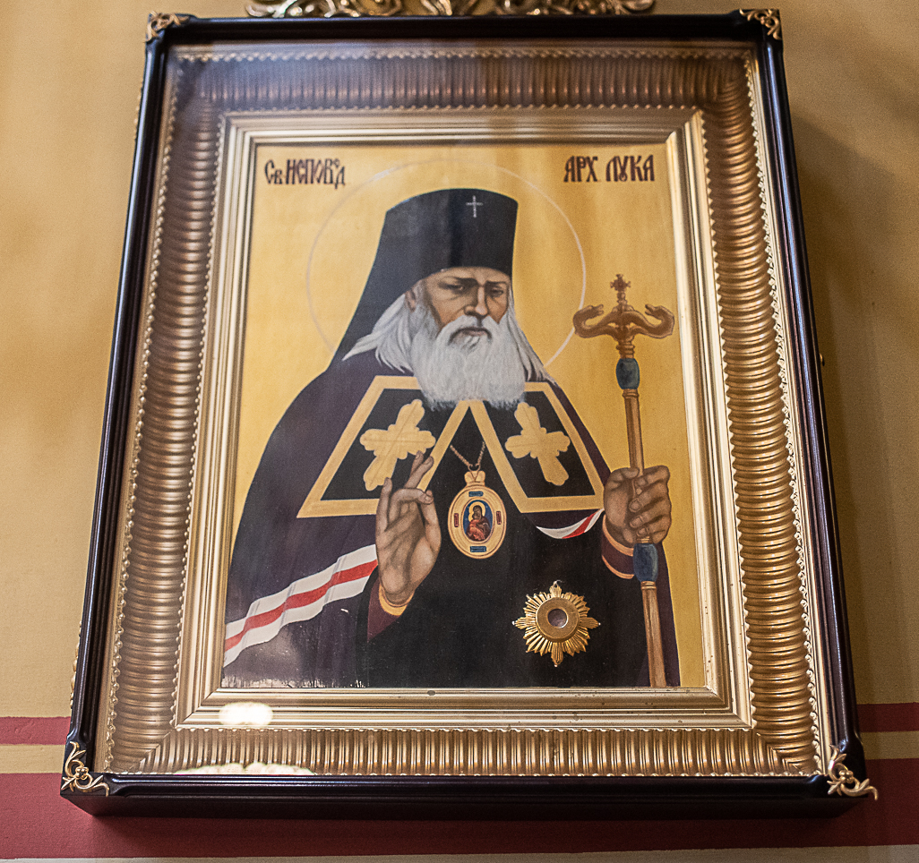 икона с частицей мощей святителя Луки исповедника Крымского