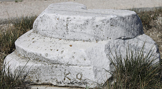 Каменотесная метка на раннесредневековой мраморной базе колонны.