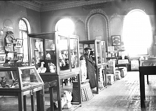 Античный отдел музея. Заведующий отделом В.П. Лисин, 1940 г.