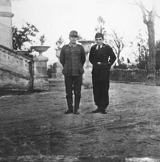Немецкие офицеры (справа − офицер Люфтваффе) у здания музея в Херсонесе, 1943 г.