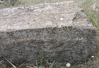 Рустованный блок с каменотесной меткой из усадьбы в Юхариной балке.