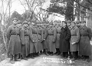 Экскурсия для группы военных. Среди бойцов − заместитель директора по научной работе В.П. Лисин, 23 февраля 1941 г.